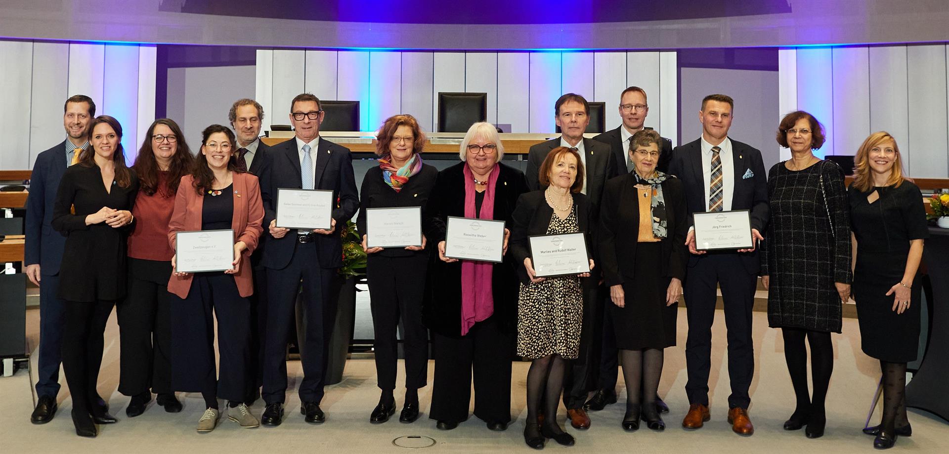 Geschäftsführerin Ruth-Anne Damm (2. v. l.), Geschäftsführerin Nina Taubenreuther (3. v. l.) und 2. Vorsitzende Sarah Hüttenberend (4. v. l.) bei der Preisverleihung der Obermayer-Awards