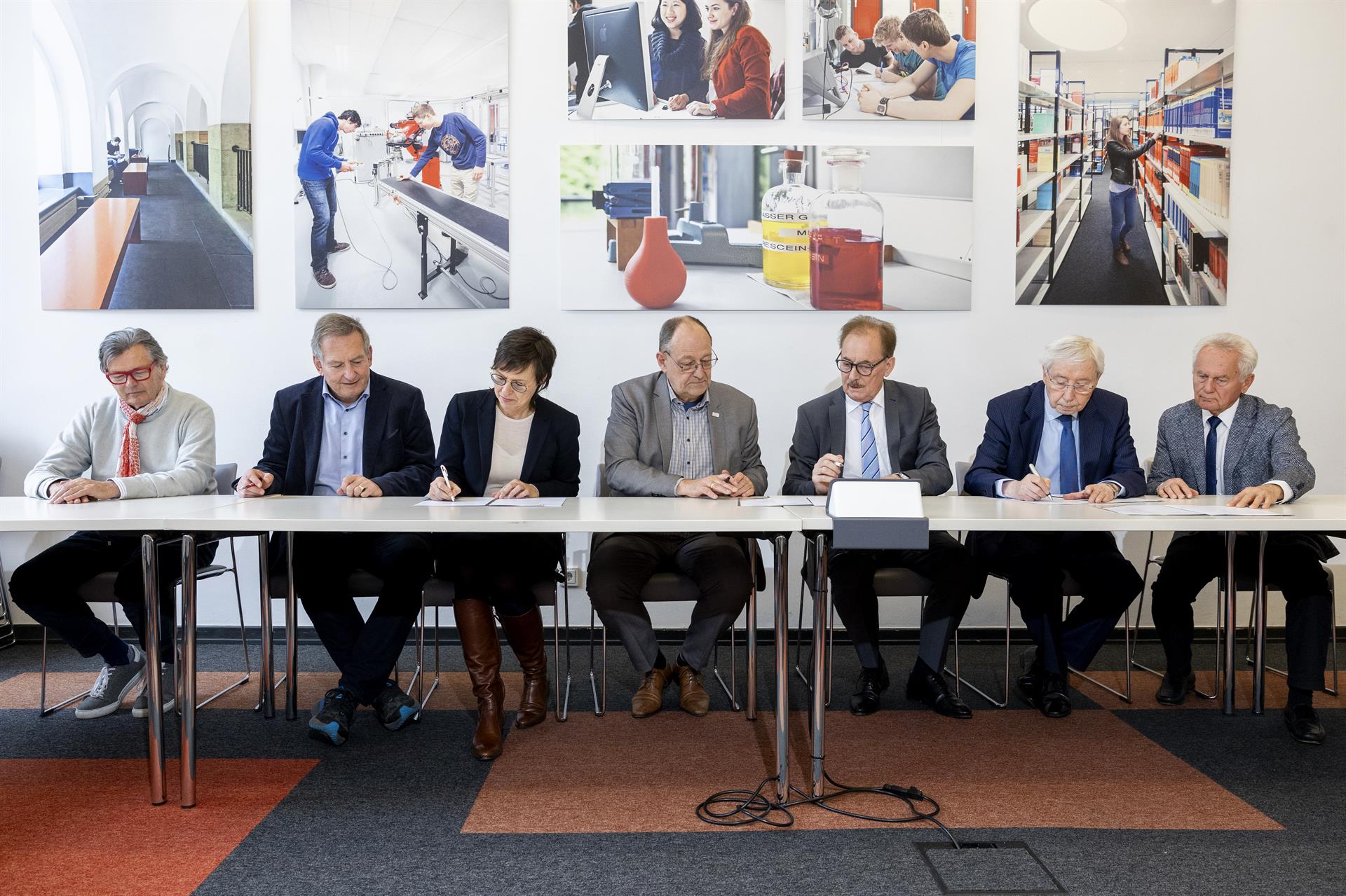 ©Michael Bause / TH Köln v.l.n.r.: Hans Schmitz (Kämpgen Stiftung), Andreas Amelung (Kämpgen Stiftung), Prof. Dr. Susanne Hilger (RheinEnergieStiftungen), Prof. Dr. Stefan Herzig (TH Köln), Hartmut Anders (Marga und Walter Boll-Stiftung), Heinrich Nopper (Marga und Walter Boll-Stiftung) und Rüdiger Lennartz (Marga und Walter Boll-Stiftung) 